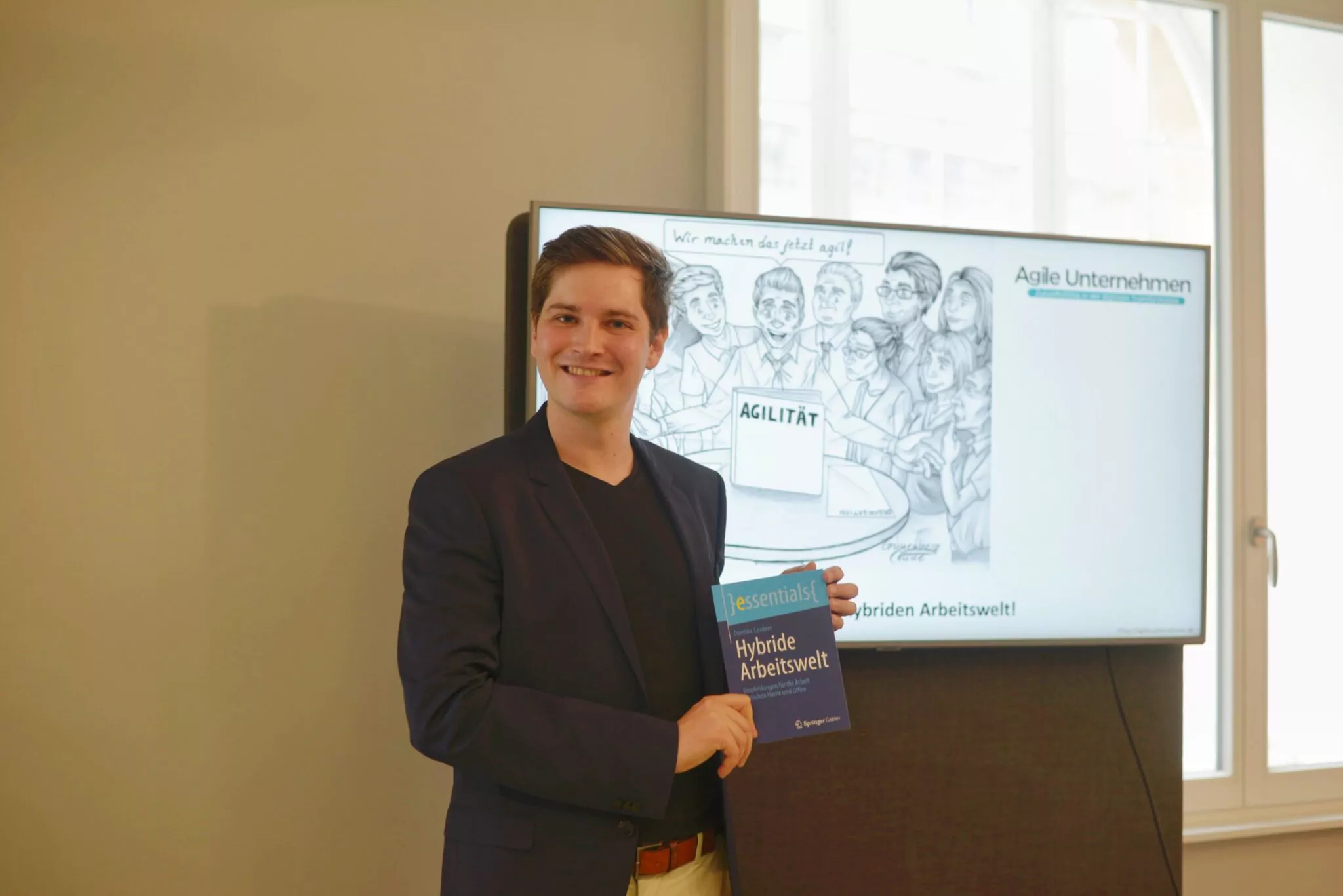 Dr. Dominic Lindner präsentiert sein Fachbuch Hybride Arbeitswelt