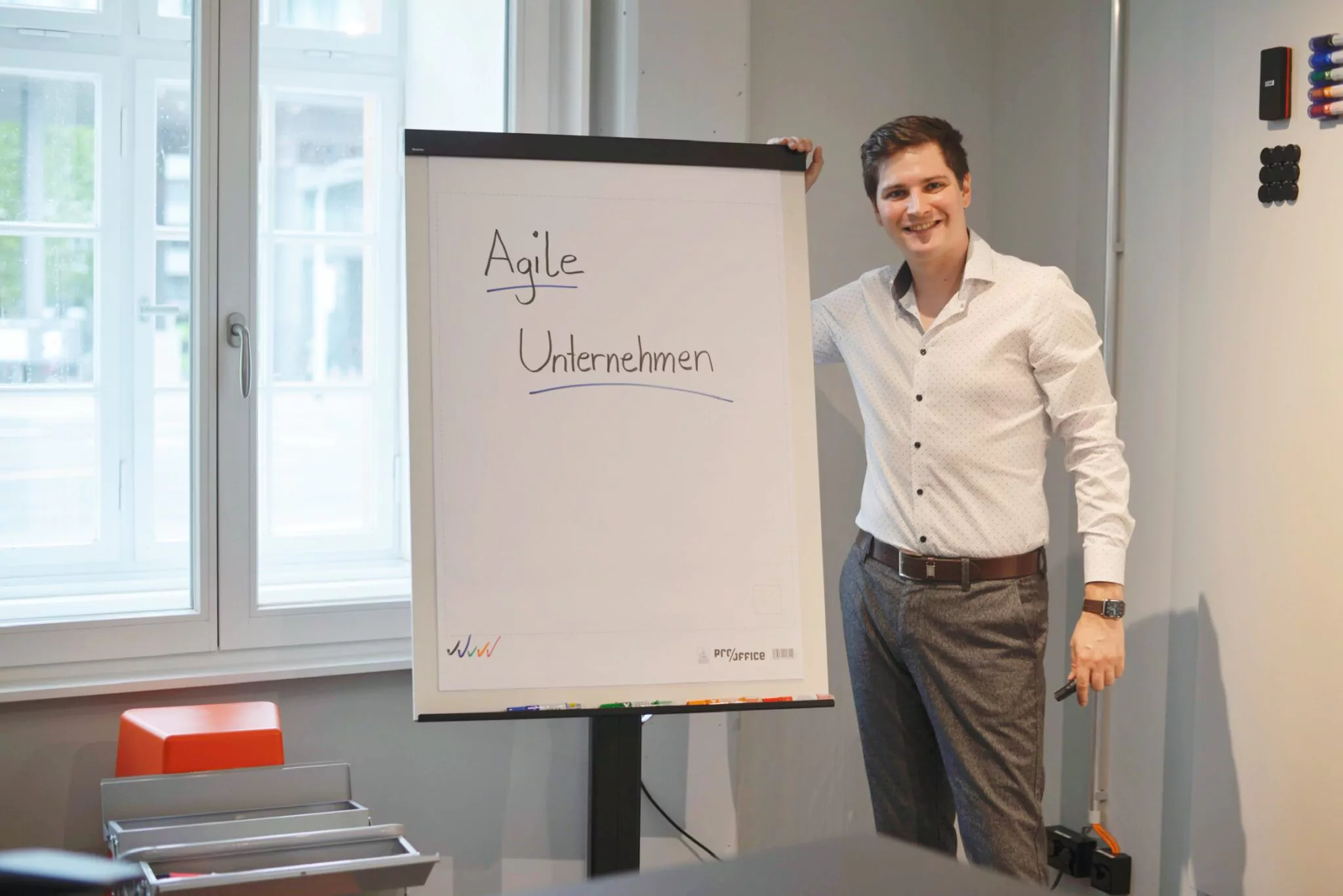 Dr. Dominic Lindner bei einem Vortrag über agile Unternehmen