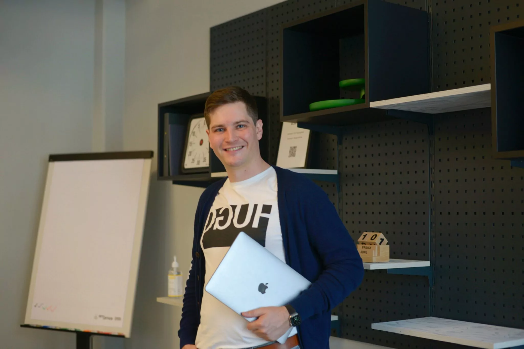 Dr. Dominic Lindner mit Laptop im Arbeitsumfeld