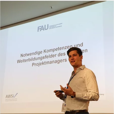 Dr. Dominic Lindner bei einem Vortrag auf dem PM Forum